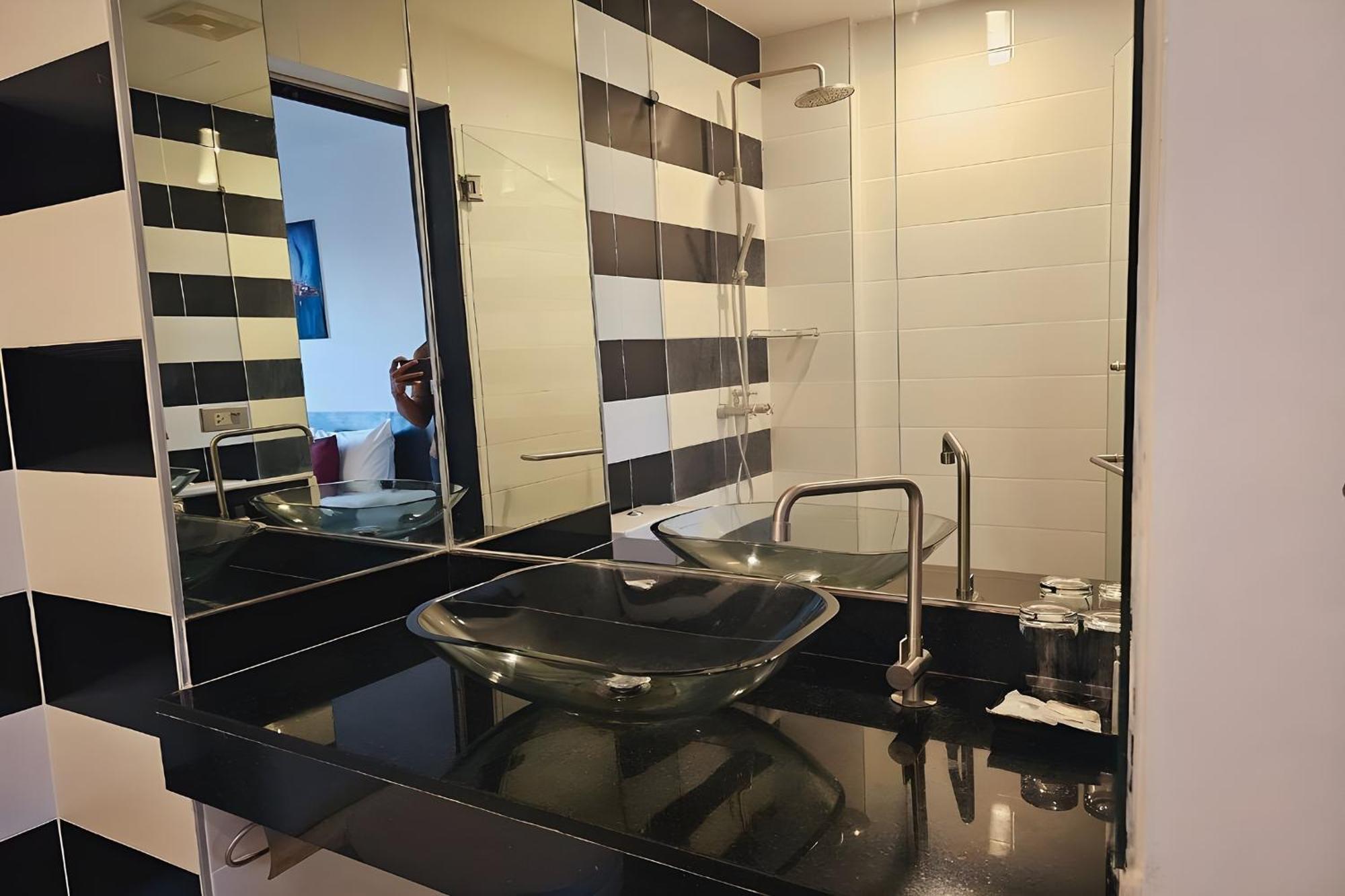 One World One Home Naiharn Hotel Rawai Kültér fotó