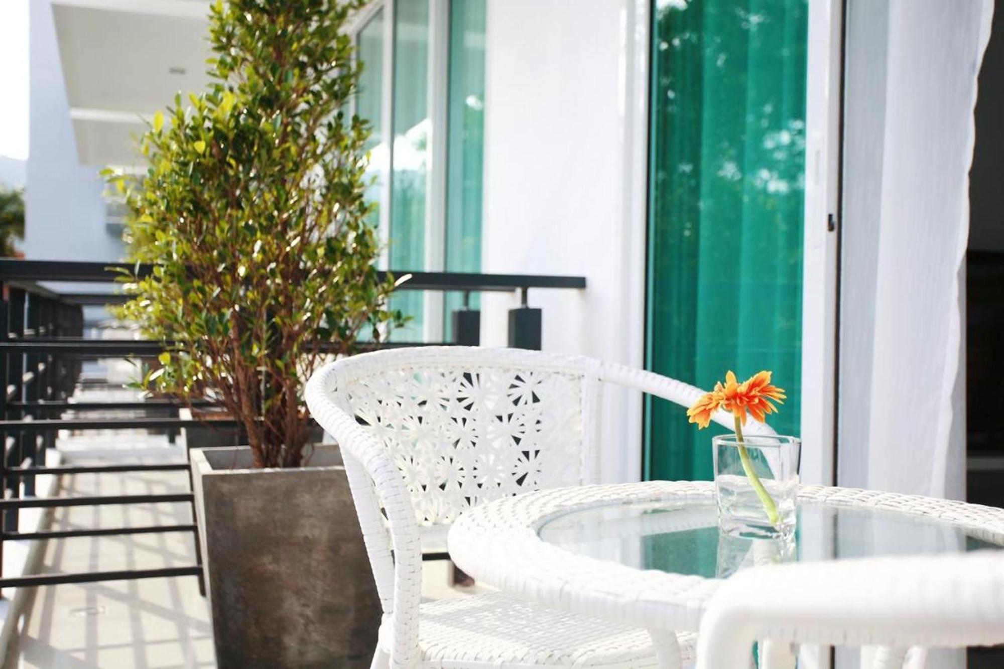 One World One Home Naiharn Hotel Rawai Kültér fotó