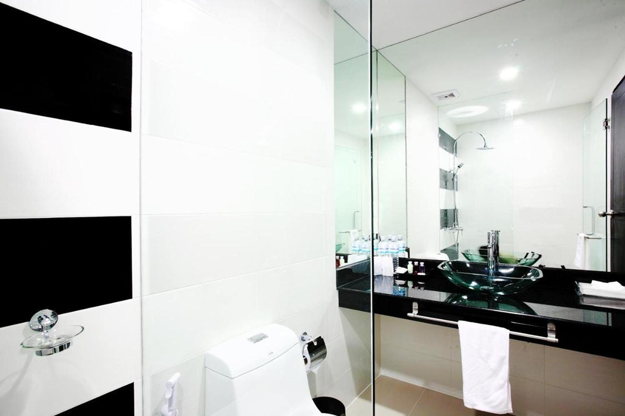 One World One Home Naiharn Hotel Rawai Kültér fotó